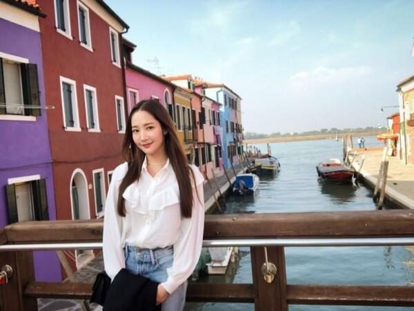 10 Padu Padan Outfit Putih ala Park Min Young, Menawan Banget