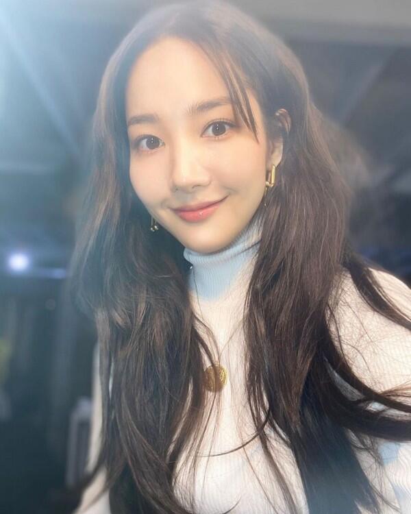10 Padu Padan Outfit Putih ala Park Min Young, Menawan Banget