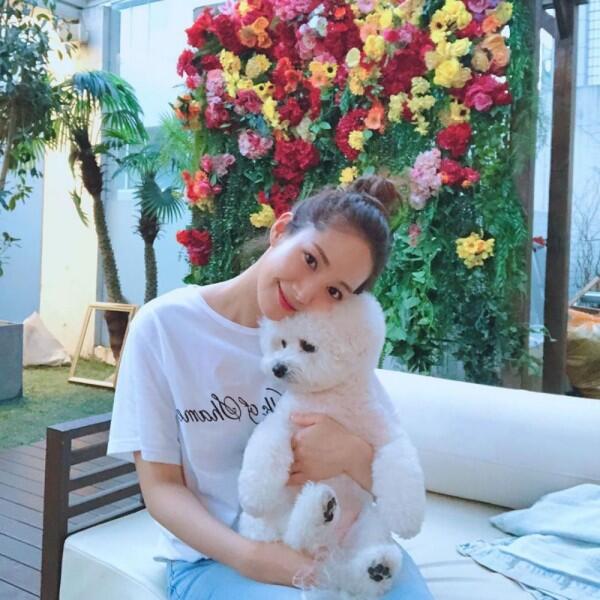 10 Padu Padan Outfit Putih ala Park Min Young, Menawan Banget