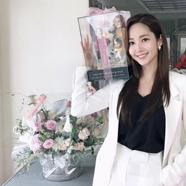 10 Padu Padan Outfit Putih ala Park Min Young, Menawan Banget