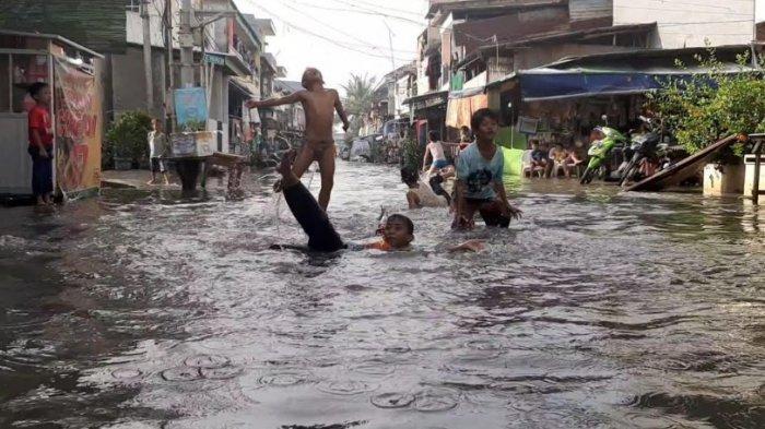 Lima Hari Terendam Banjir, Ketinggian Air di Jalan Krapu Muara Angke Malah Bertambah