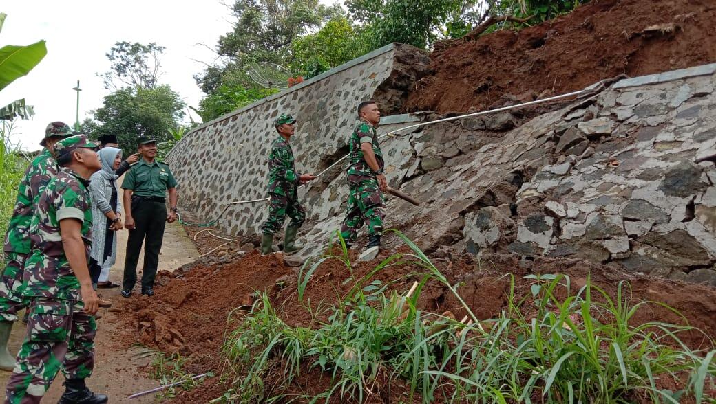 Waduh! Senderan Jalan di Desa Dayeuhwangi Majalengka, Ambruk