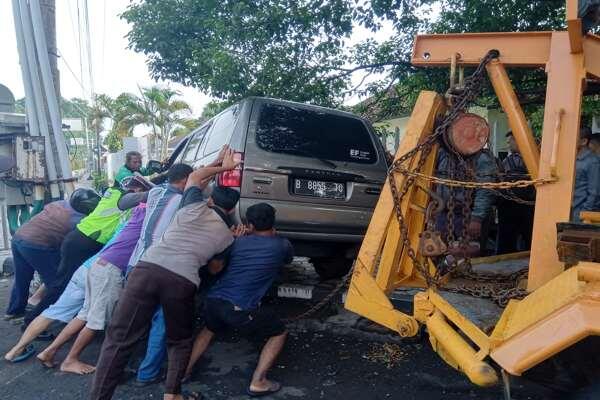 Belajar Mengemudi, Sopir Panther Sasak 2 Motor di Sragen