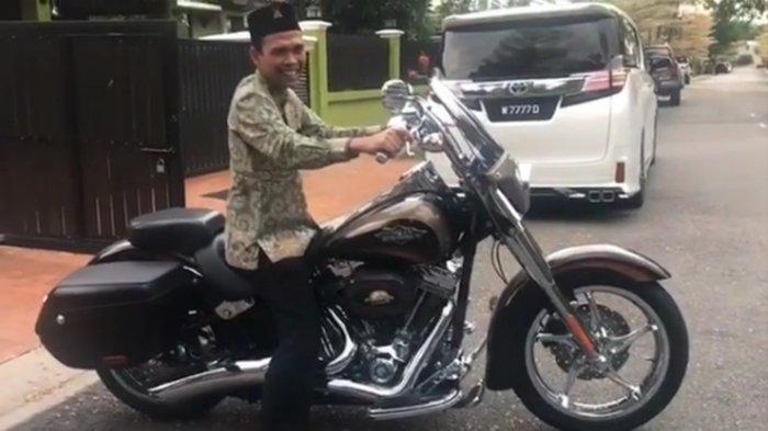 UAS Sumringah Pamerkan Harley Davidson Tipe Touring Terbaru Ketika Dakwah di Malaysia