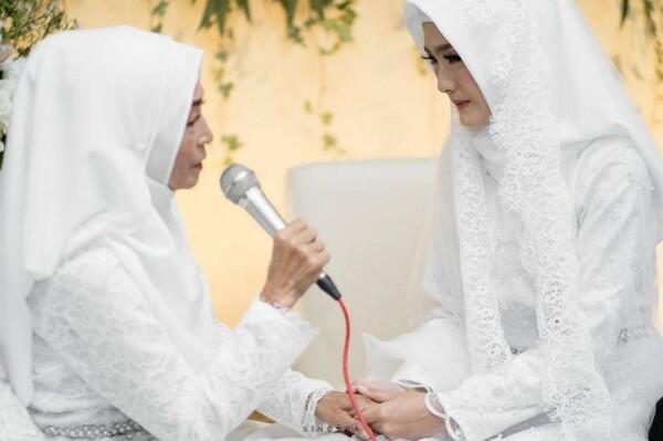 10 Potret Manis Pernikahan Ana Riana, Istri Mas Pur di Sinetron TOP