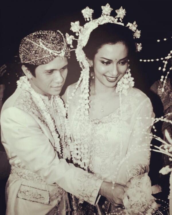 19 Tahun Bersama, 10 Potret Romantis Shahnaz Haque & Gilang Ramadhan