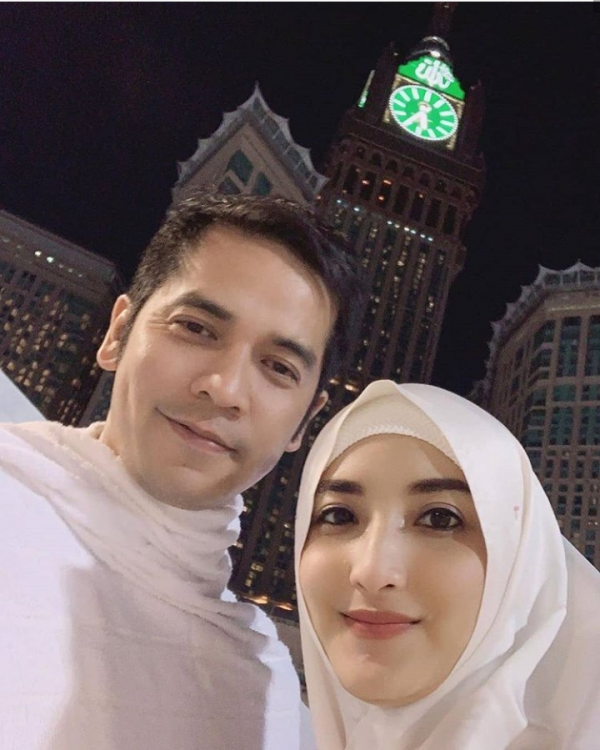 Sedang Hamil, 10 Potret Syahdu Ricky Perdana & Istri Saat Ibadah Umrah