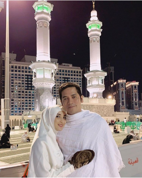 Sedang Hamil, 10 Potret Syahdu Ricky Perdana & Istri Saat Ibadah Umrah