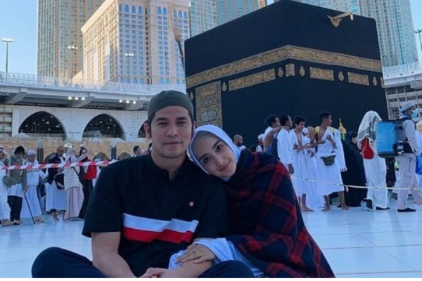 Sedang Hamil, 10 Potret Syahdu Ricky Perdana & Istri Saat Ibadah Umrah
