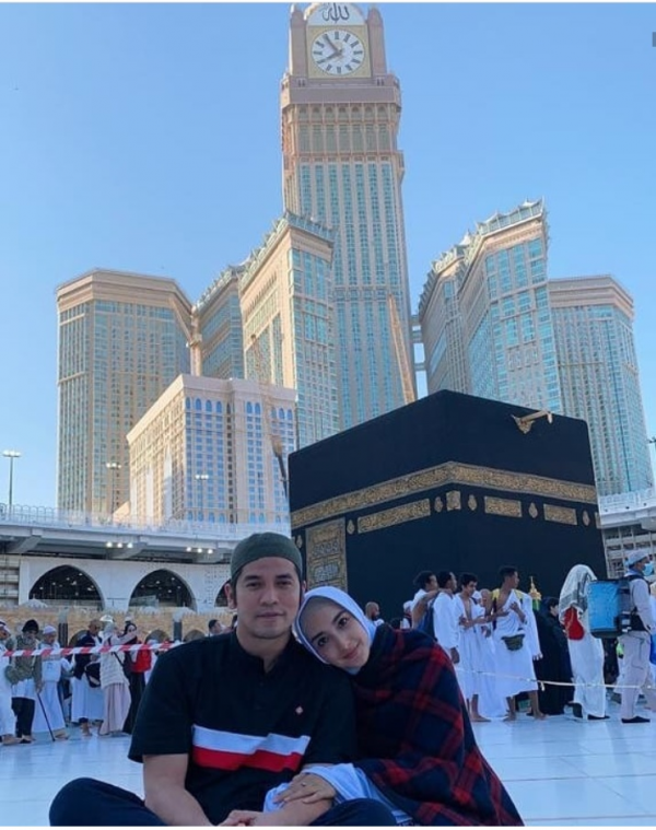 Sedang Hamil, 10 Potret Syahdu Ricky Perdana & Istri Saat Ibadah Umrah