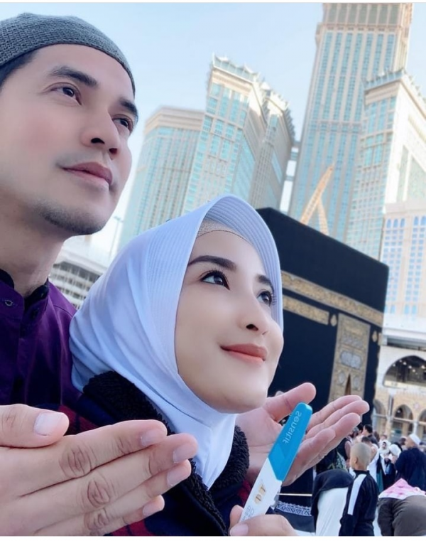 Sedang Hamil, 10 Potret Syahdu Ricky Perdana & Istri Saat Ibadah Umrah