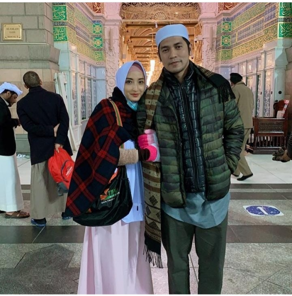 Sedang Hamil, 10 Potret Syahdu Ricky Perdana & Istri Saat Ibadah Umrah