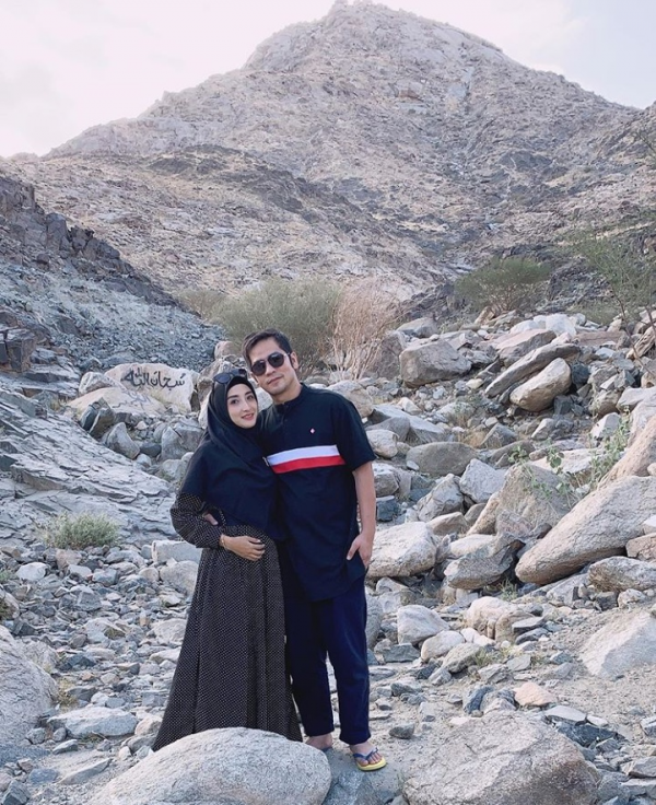 Sedang Hamil, 10 Potret Syahdu Ricky Perdana & Istri Saat Ibadah Umrah
