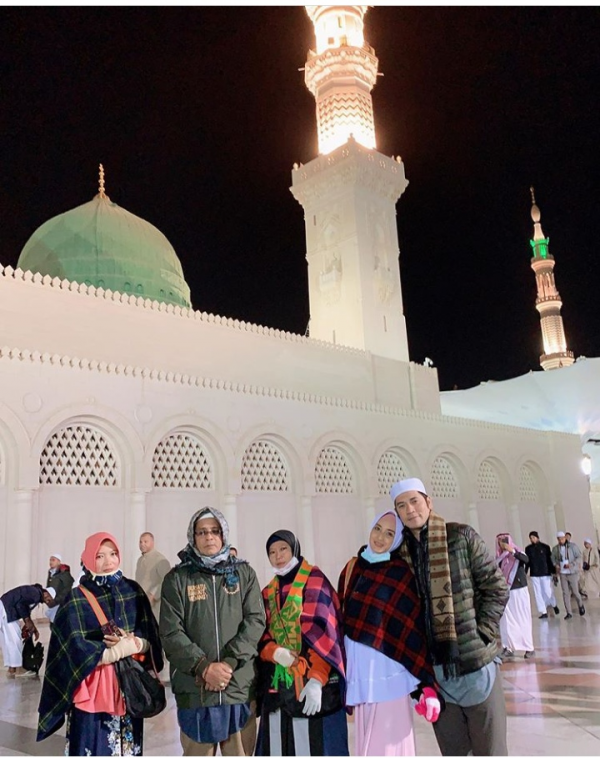 Sedang Hamil, 10 Potret Syahdu Ricky Perdana & Istri Saat Ibadah Umrah