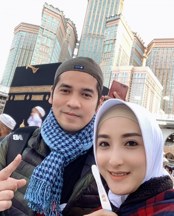 Sedang Hamil, 10 Potret Syahdu Ricky Perdana & Istri Saat Ibadah Umrah