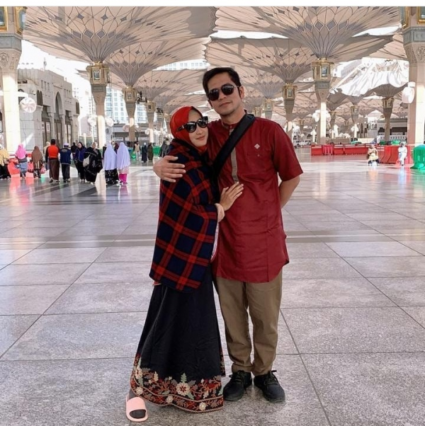 Sedang Hamil, 10 Potret Syahdu Ricky Perdana & Istri Saat Ibadah Umrah