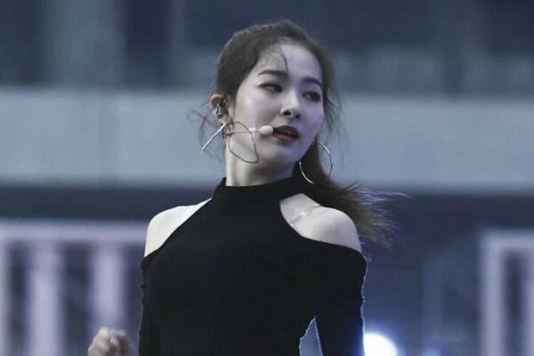 Karismatik, 10 Potret Seulgi Main Dancer Red Velvet di Atas Panggung