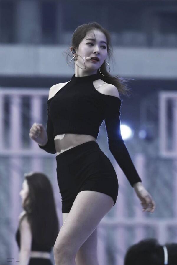 Karismatik, 10 Potret Seulgi Main Dancer Red Velvet di Atas Panggung