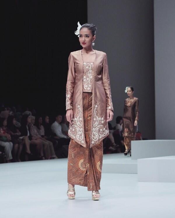 9 Inspirasi Kebaya ala Kykuu, Istri Ge Pamungkas, Menawan Abis
