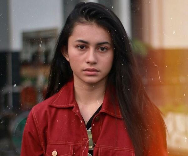 10 Potret Manis Sintya Marisca, Cewek Tomboi yang Suka Joget!