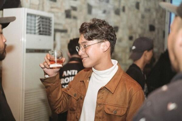 10 Inspirasi Vintage Style ala Ardhito Pramono yang Curi Perhatian