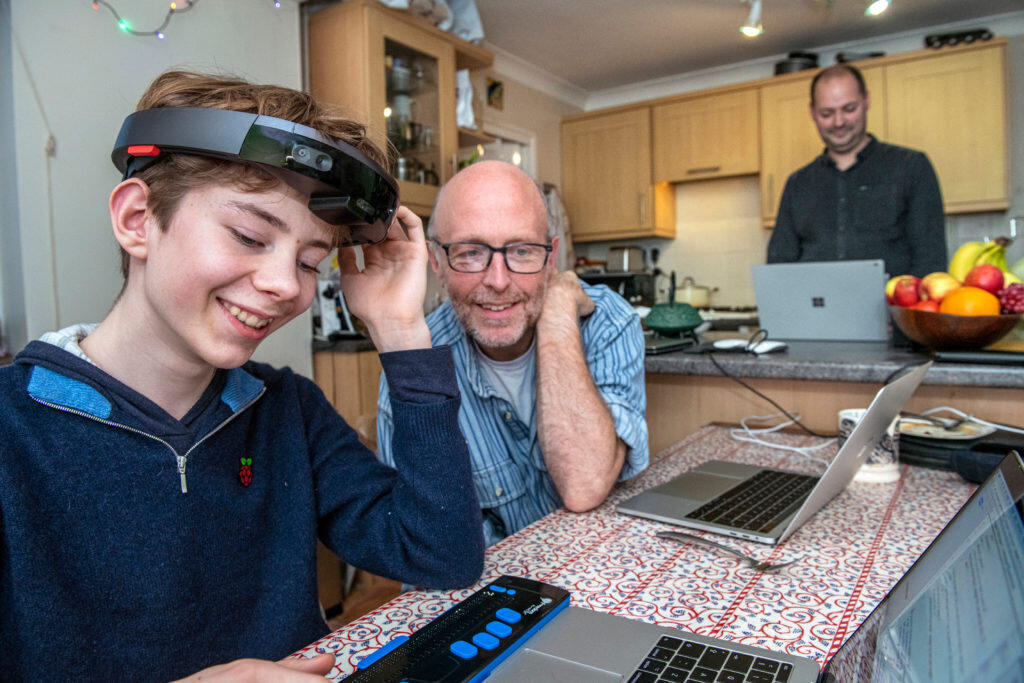 Microsoft HOLOLENS Akan Membantu SI BUTA Mengenali Benda Dan Orang Sekitarnya