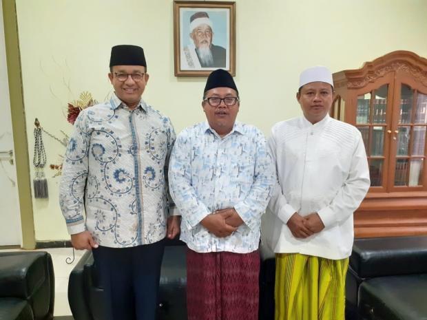 Anies Bagi-bagi Sarung dan Madu Arab di Ponpes Miftahul Huda Tasikmalaya