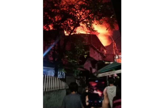 Puluhan Bangunan Semi Permanen di Taman Sari Terbakar