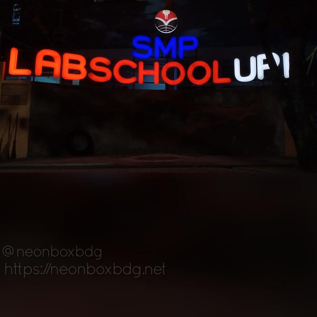 Tentang Neon Box