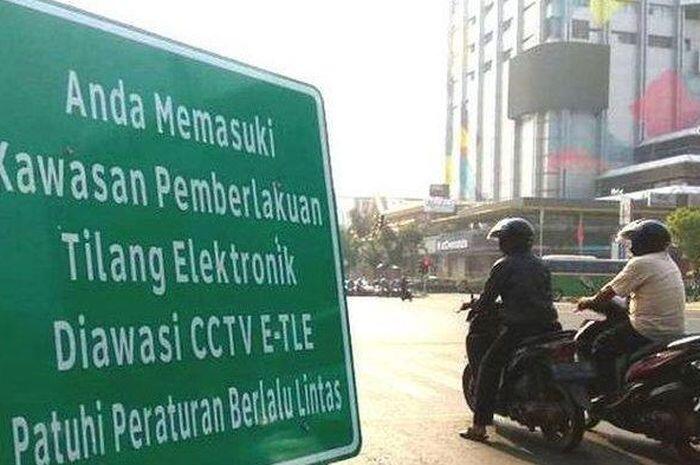 Akal-akalan Pemotor Hindari e-Tilang dengan Tangan