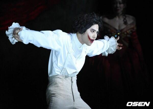 Totalitas, 9 Potret Suho EXO di Drama Musikal The Man Who Laughs 2020