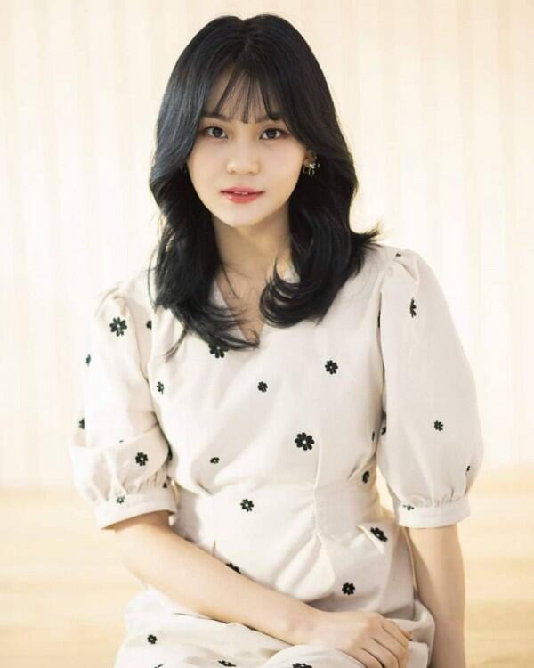 Lokal Banget! 9 Potret Umji GFriend dengan Rambut Hitam Saat Comeback