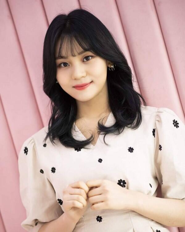 Lokal Banget! 9 Potret Umji GFriend dengan Rambut Hitam Saat Comeback
