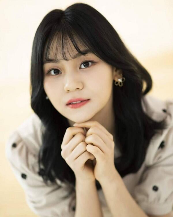 Lokal Banget! 9 Potret Umji GFriend dengan Rambut Hitam Saat Comeback