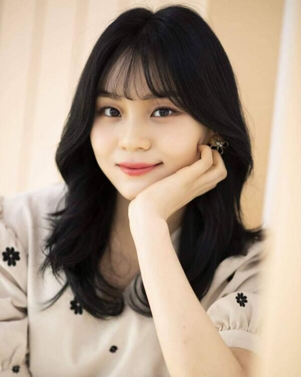 Lokal Banget! 9 Potret Umji GFriend dengan Rambut Hitam Saat Comeback
