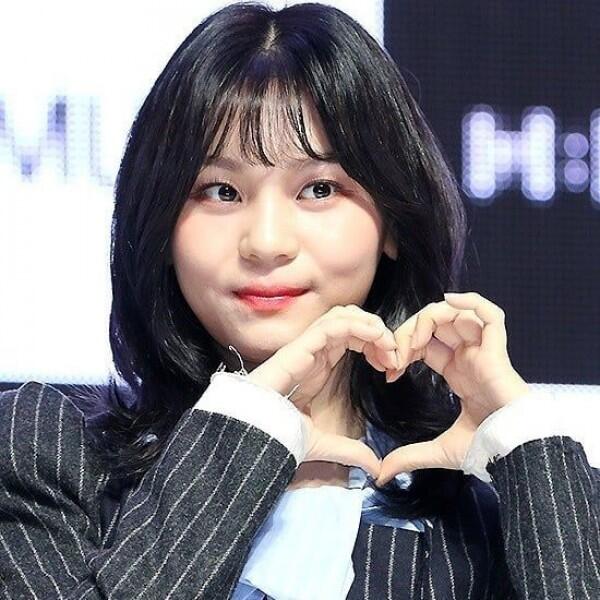 Lokal Banget! 9 Potret Umji GFriend dengan Rambut Hitam Saat Comeback