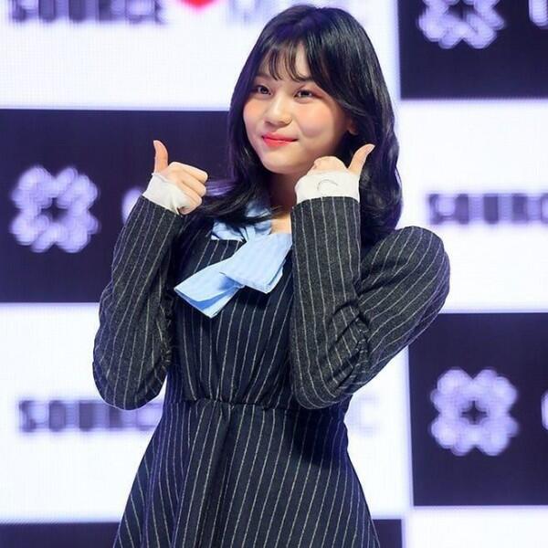 Lokal Banget! 9 Potret Umji GFriend dengan Rambut Hitam Saat Comeback