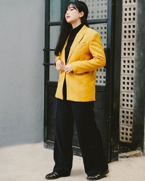 Bingung Padu Padan Outfit Kuning Hitam? Intip 9 Gaya Kece Yumna Kemal