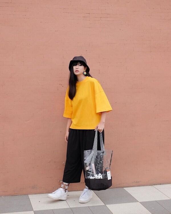 Bingung Padu Padan Outfit Kuning Hitam? Intip 9 Gaya Kece Yumna Kemal