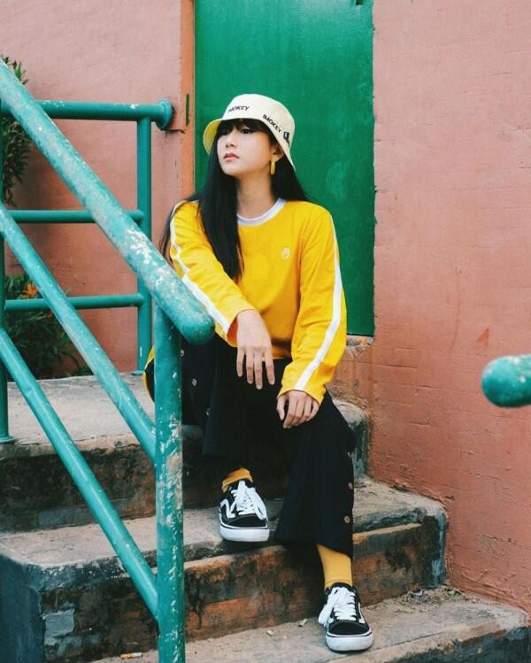 Bingung Padu Padan Outfit Kuning Hitam? Intip 9 Gaya Kece Yumna Kemal