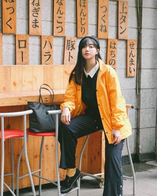 Bingung Padu Padan Outfit Kuning Hitam? Intip 9 Gaya Kece Yumna Kemal