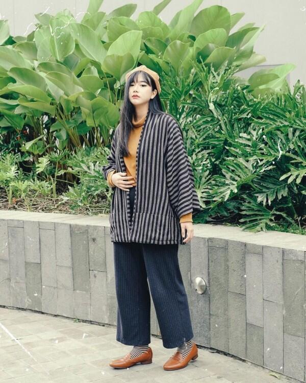 Bingung Padu Padan Outfit Kuning Hitam? Intip 9 Gaya Kece Yumna Kemal