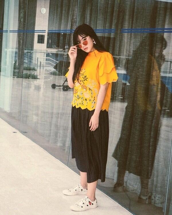 Bingung Padu Padan Outfit Kuning Hitam? Intip 9 Gaya Kece Yumna Kemal