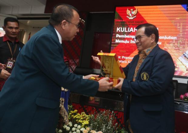 Ujian Doktoral, Agus Ambo Djiwa Paparkan Pembangunan Berkelanjutan di Pasangkayu