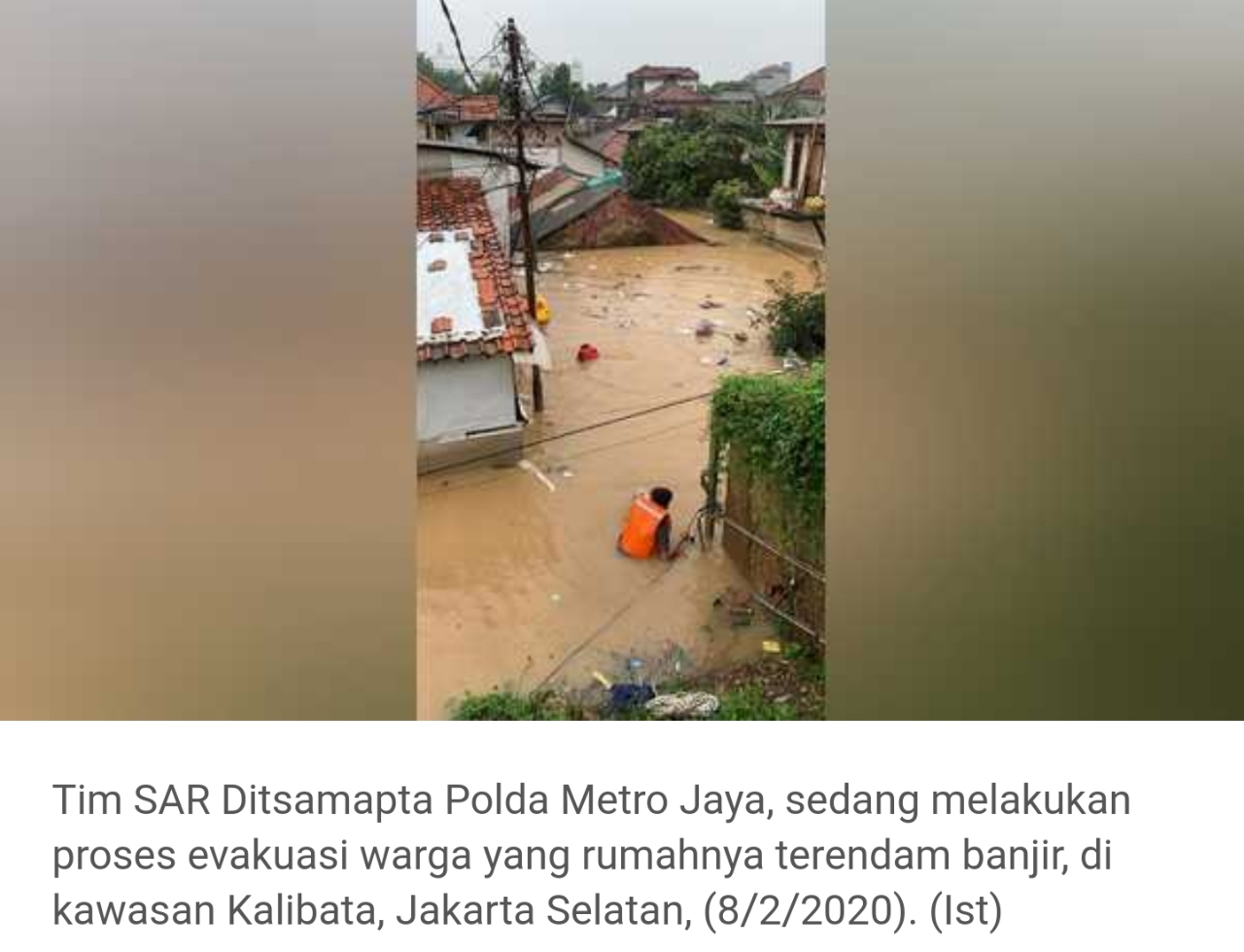 Banjir Hingga 3 Meter, Polisi Evakuasi Warga di Kalibata Jakarta Selatan