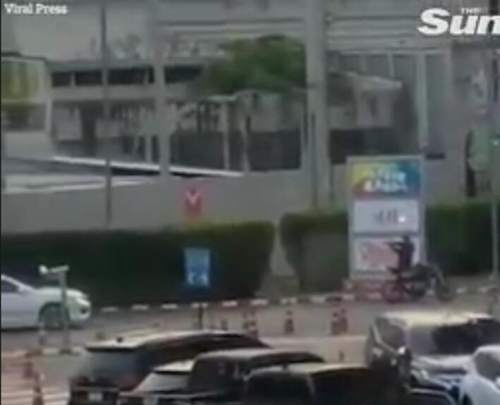 12 Tewas Dalam Insiden Penembakan Secara Brutal Di Mall , Korat, Thailand
