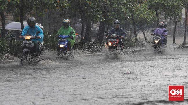 Hujan Deras, Banjir Rendam Kelapa Gading hingga Pulo Gadung