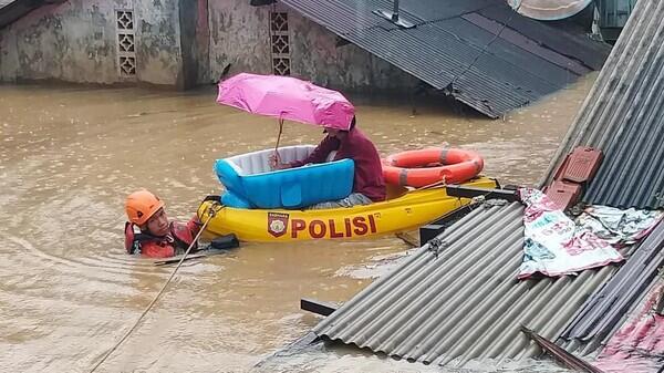 Aksi Heroik Basarnas Evakuasi Bayi Korban Banjir di Kramatjati