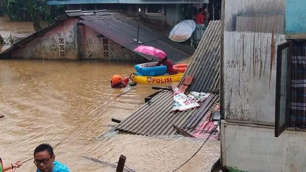 Aksi Heroik Basarnas Evakuasi Bayi Korban Banjir di Kramatjati