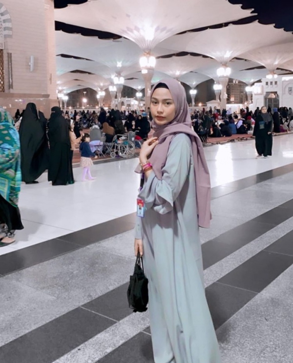 Bikin Pangling, 10 Potret Selebgram Dara Arafah dengan Balutan Hijab